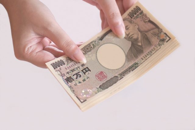 お金を持つ手